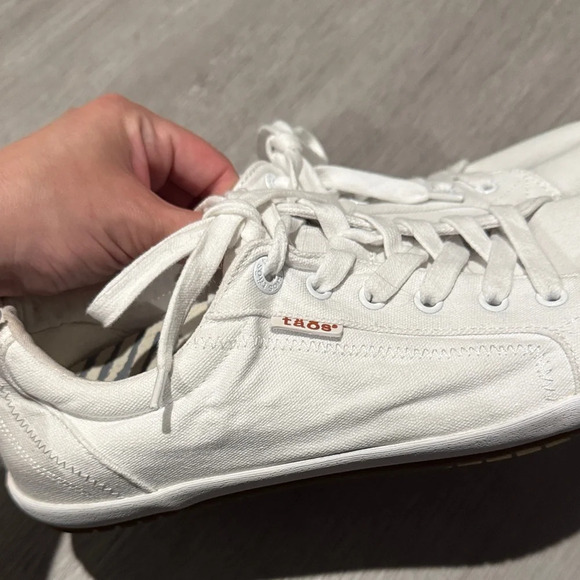 Taos Footwear Off-White Canvas Lace-Ups - Picture 2 of 6